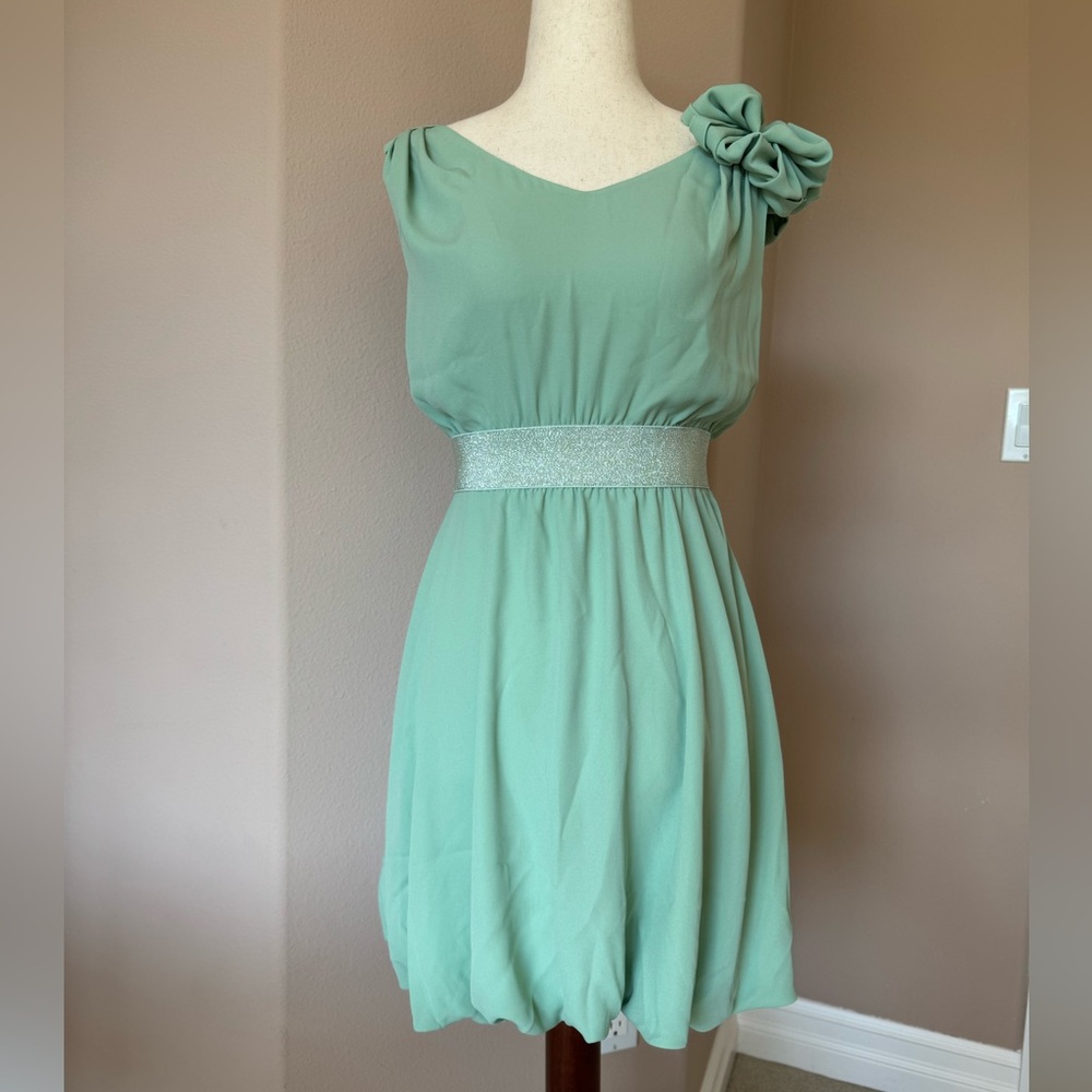 Elegant Green Sleeveless Dress with Floral Accent
